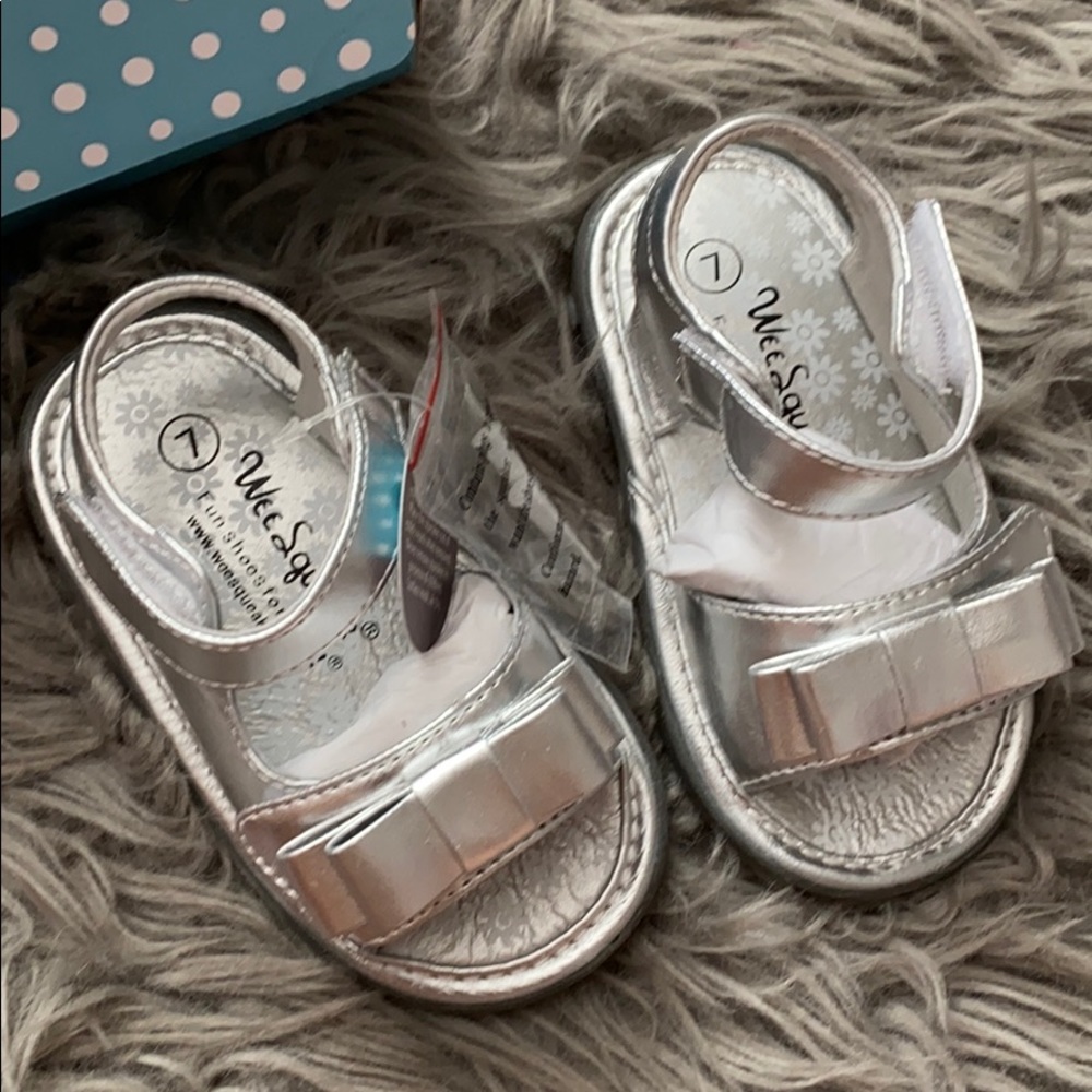 New in box silver weesqueak squeaky shoes size 7